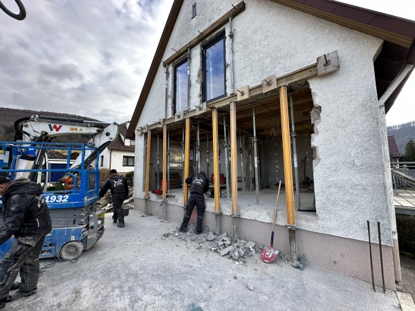 https://www.jentz-bau.de/media/pages/umbau-sanierung-und-reparatur/fenster-vergroessern-wandoeffnungen-herstellen/2653607888-1770456365/20230223_094655344_ios.jpg